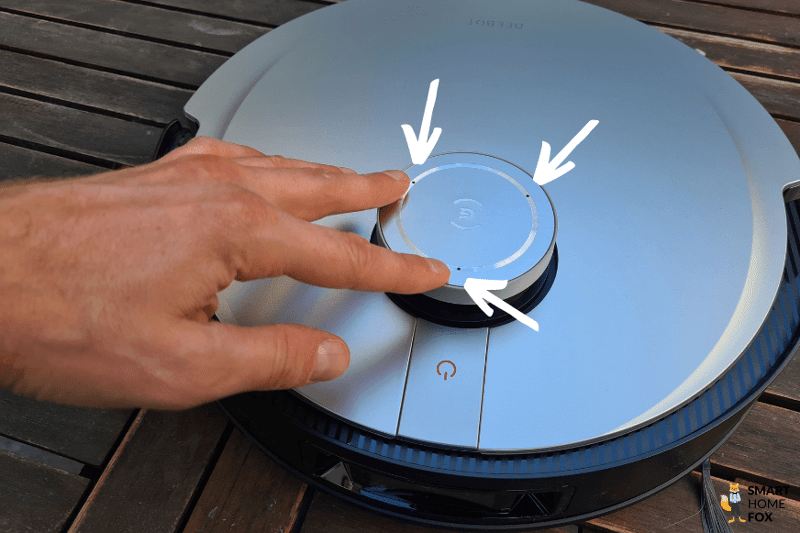 Finger zeigen auf die Mikrofon-Schlitze des Ecovacs Deebot X1 Turbo